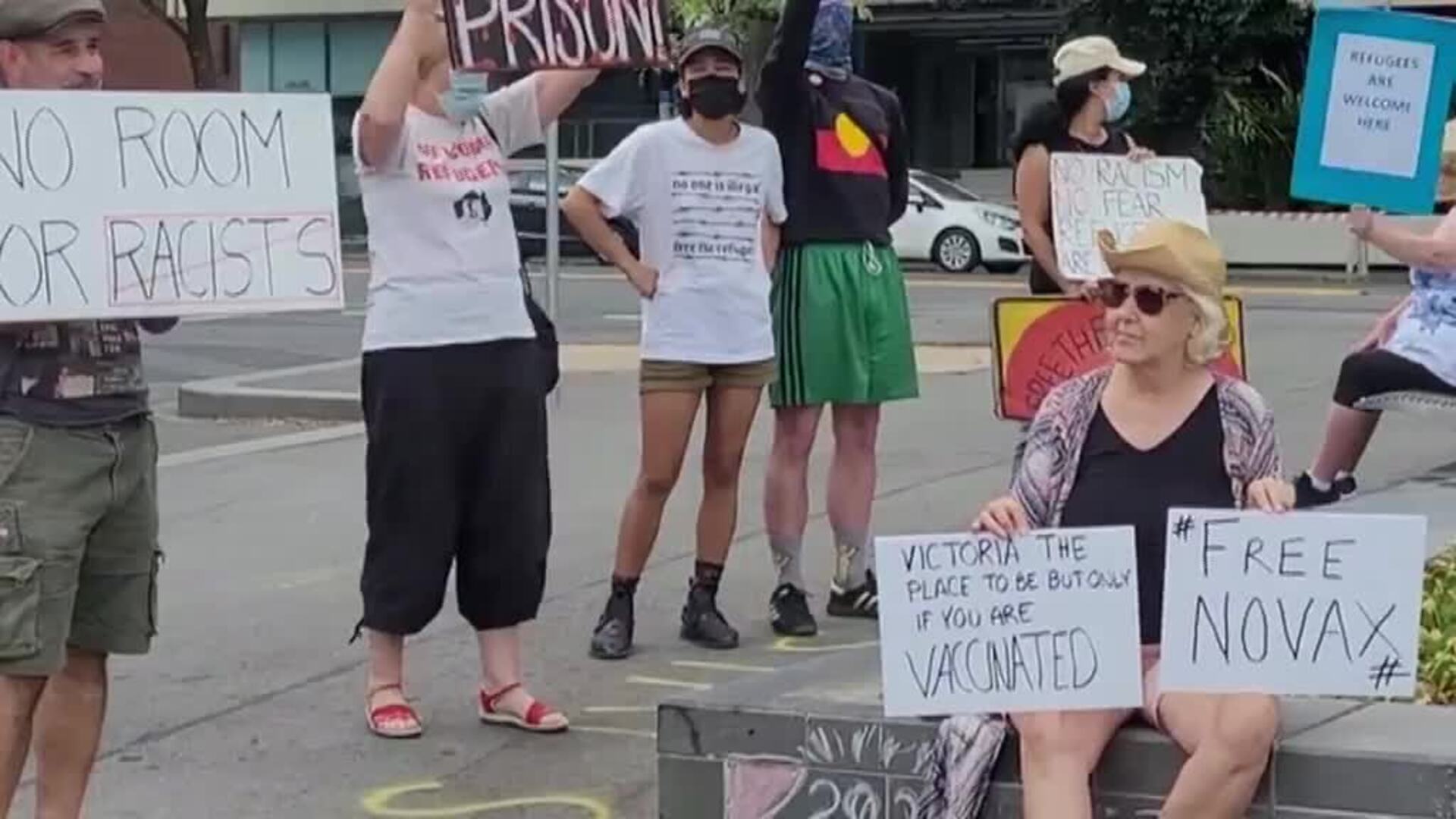 Seguidores de Djokovic se concentran el el hotel donde se aloja en Melbourne para apoyarle