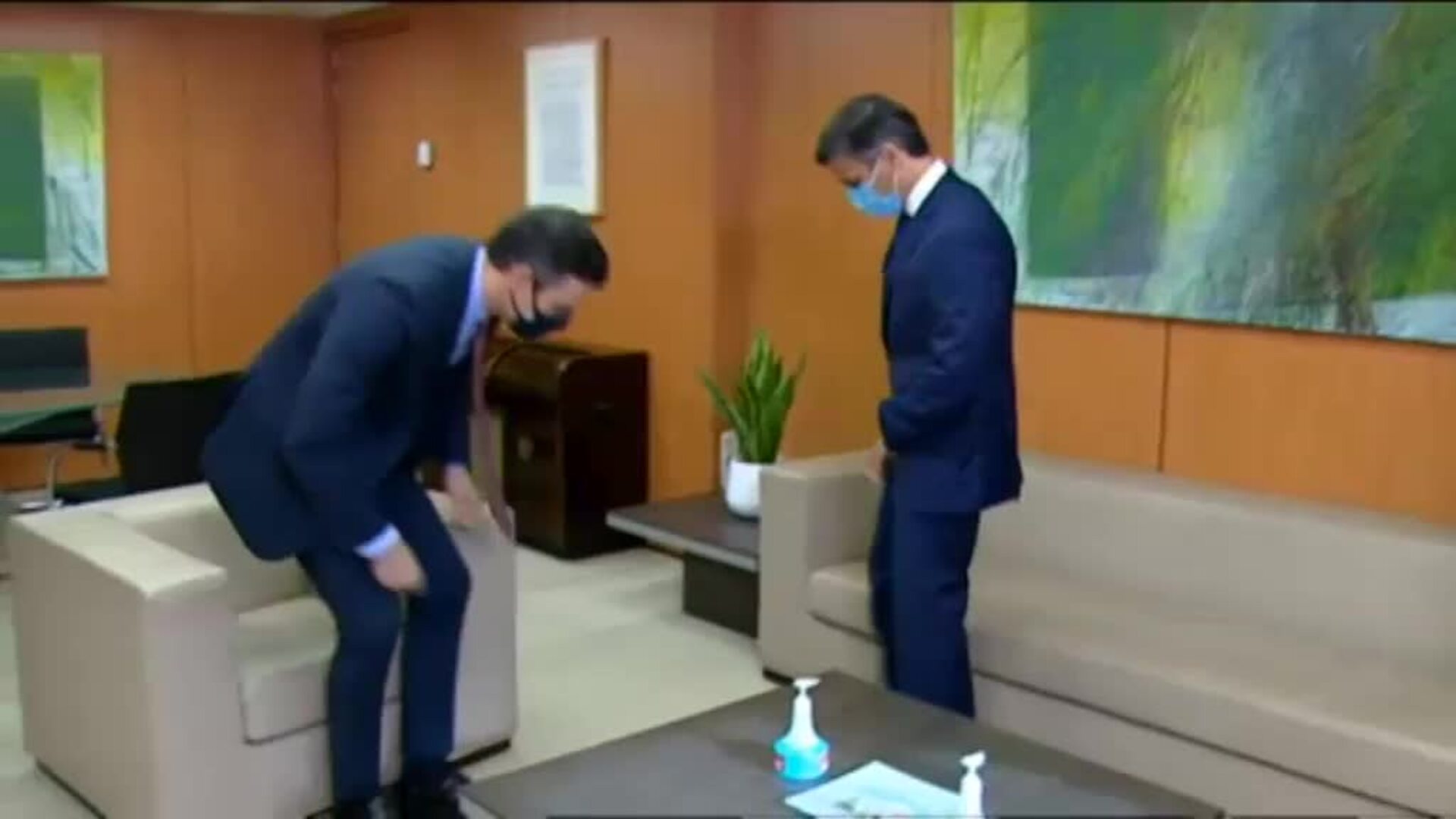 Pedro Sánchez se reúne con Leopoldo López en la sede del Partido Socialista