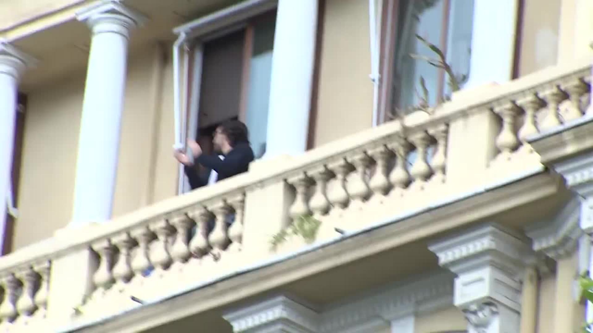 Aplausos colectivos desde balcones se resisten a desaparecer