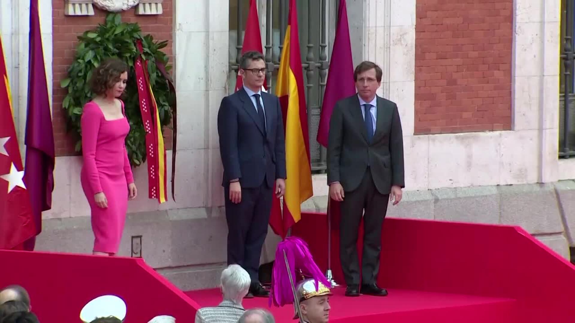 Una corona de laurel recuerda en la Puerta del Sol a los héroes del Dos de Mayo