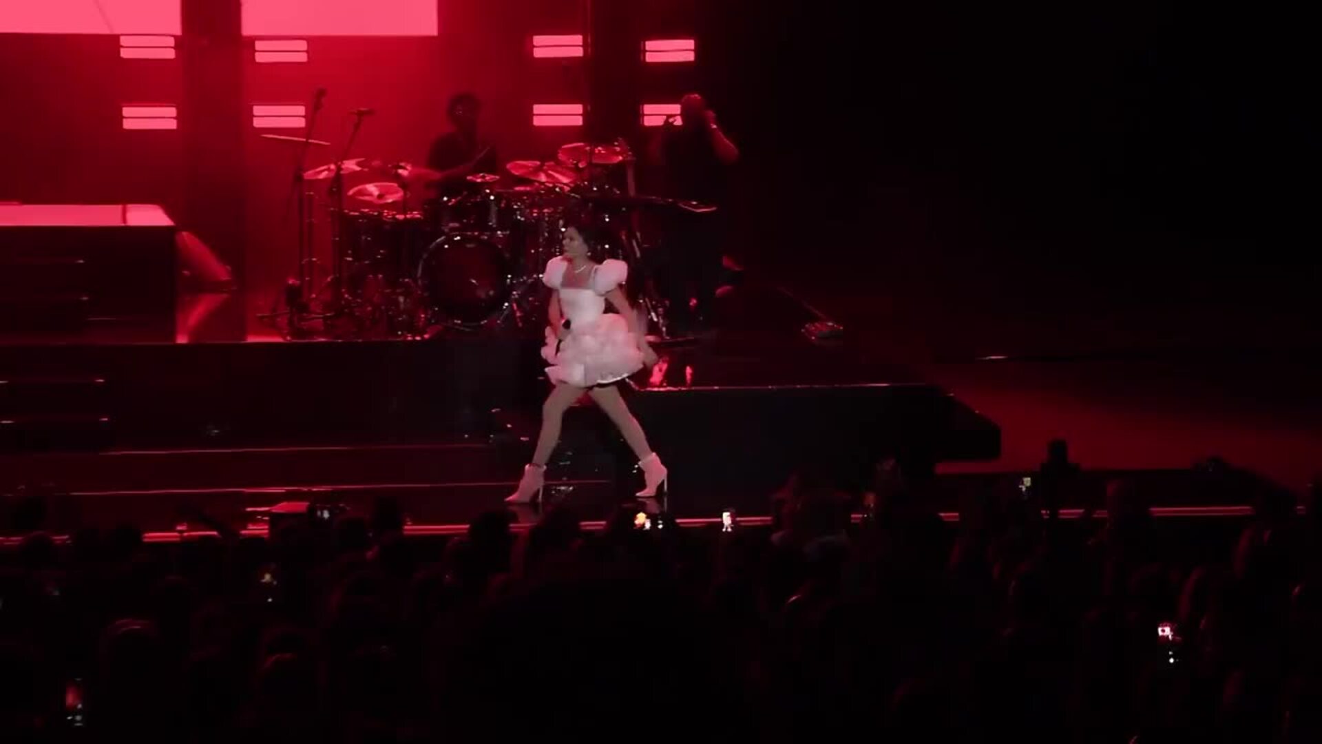 Jessie J hace temblar Starlite