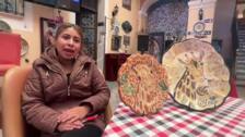 La Jirafa Benito es plasmada en piezas artesanales de Talavera en el centro de México