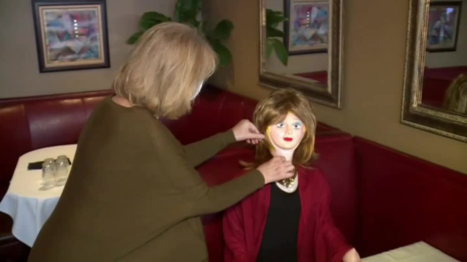 Un restaurante de lujo llena de muñecos las &quot;ausencias&quot; del distanciamiento social