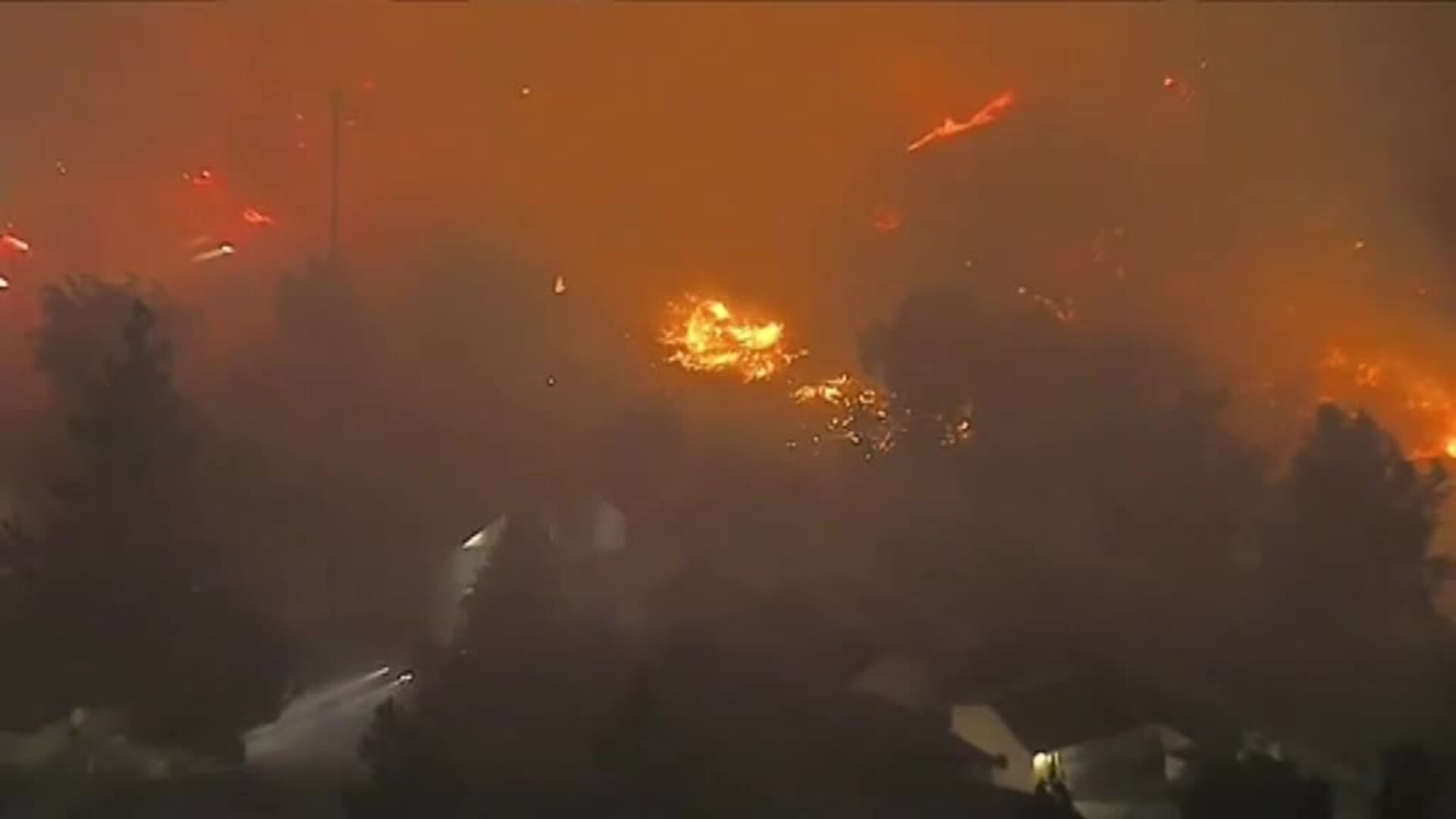 Impresionantes imágenes de los incendios que asolan el condado de Riverside en California