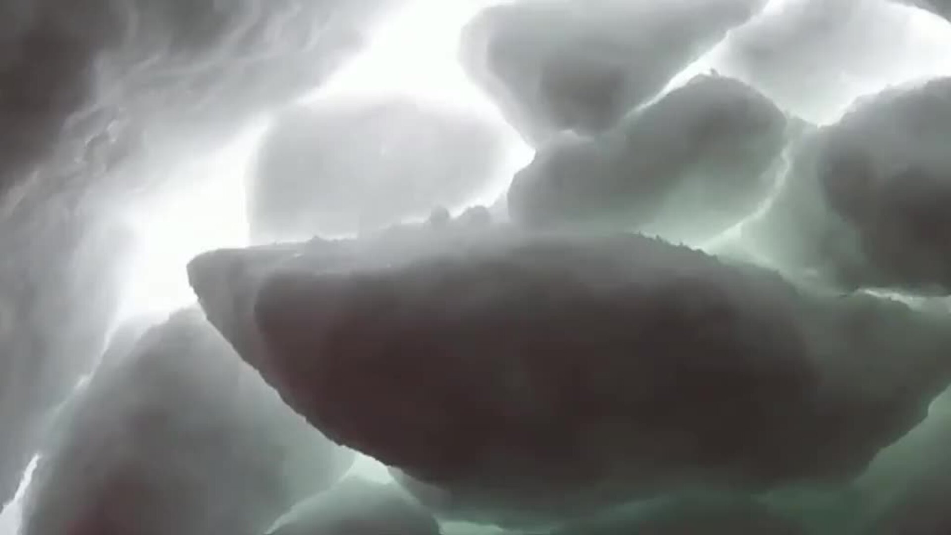 El hombre que sobrevivió 50 minutos bajo la nieve tras una avalancha en los Alpes