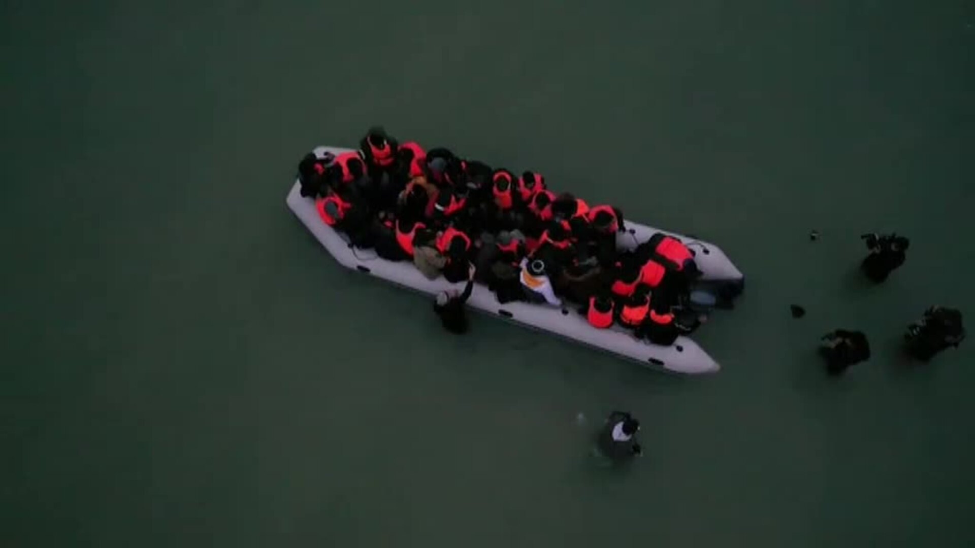 Centenares de inmigrantes cruzan el Canal de la Mancha con destino a Reino Unido