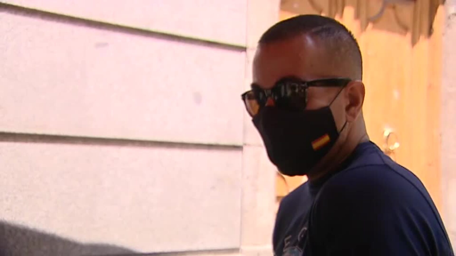 Ayuso impone el uso de mascarillas y la creación de la cartilla covid