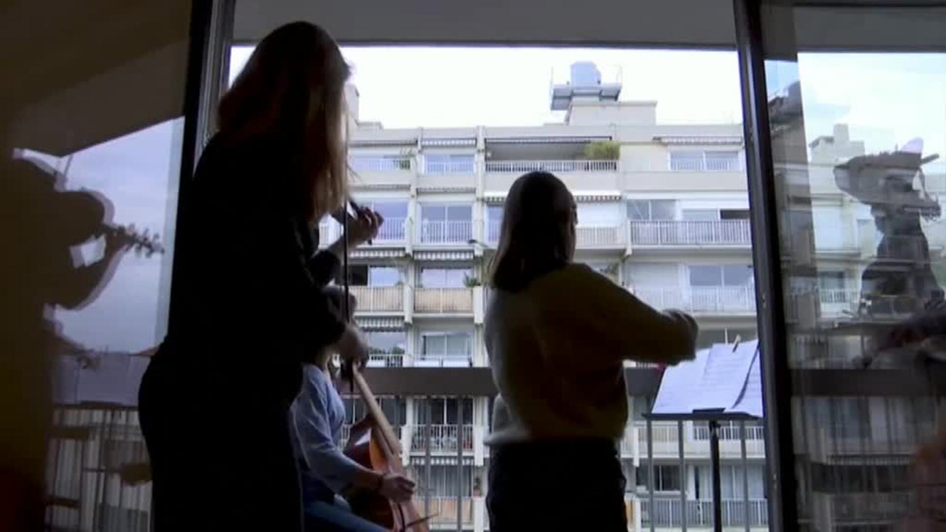 Una violinista parisina anima a sus vecinos con música clásica durante la cuarentena