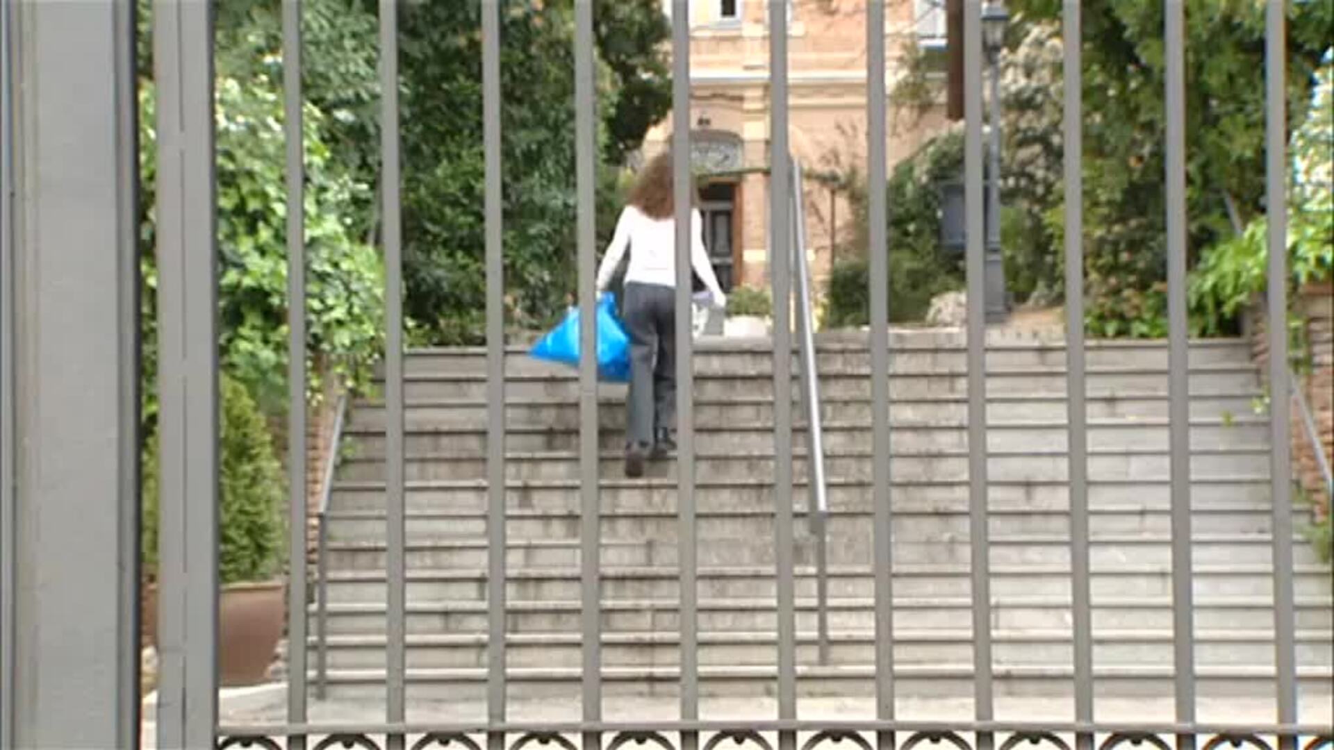 Los trabajadores de la residencia con 11 fallecidos de Madrid se enteran de las muertes por la televisión