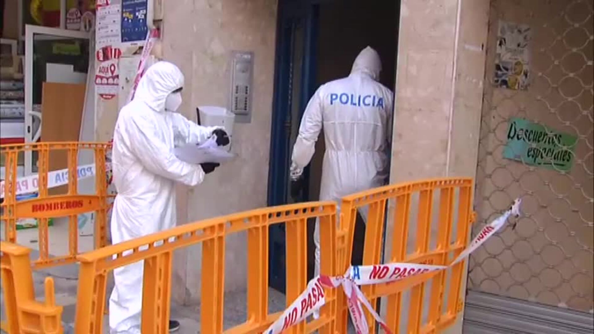 La Policía entrega a los vecinos confinados en un edificio de Albacete las actas que les prohíben salir a la calle