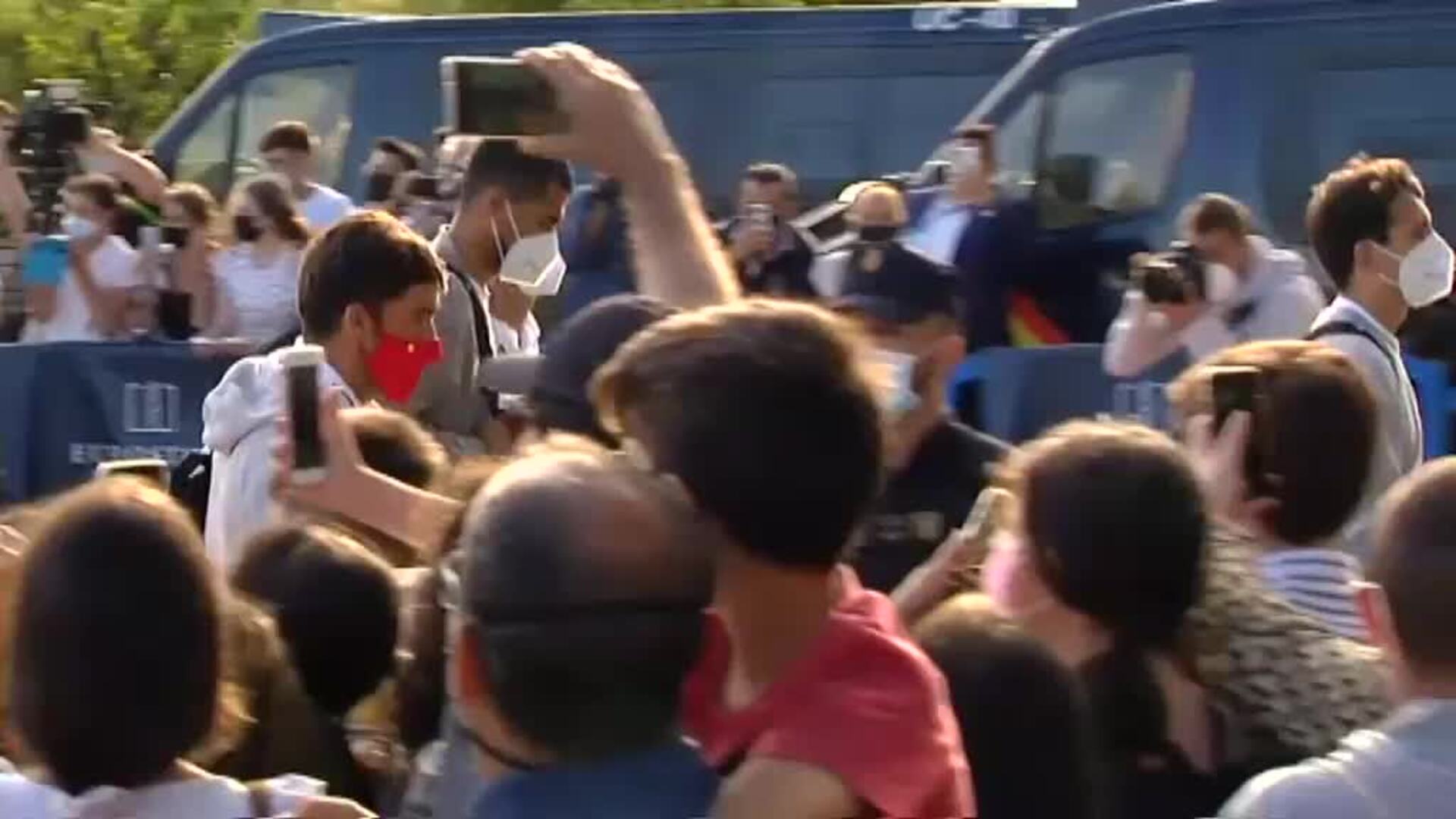 Recibimiento de la afición a la selección a su llegada al hotel de concentración en Sevilla