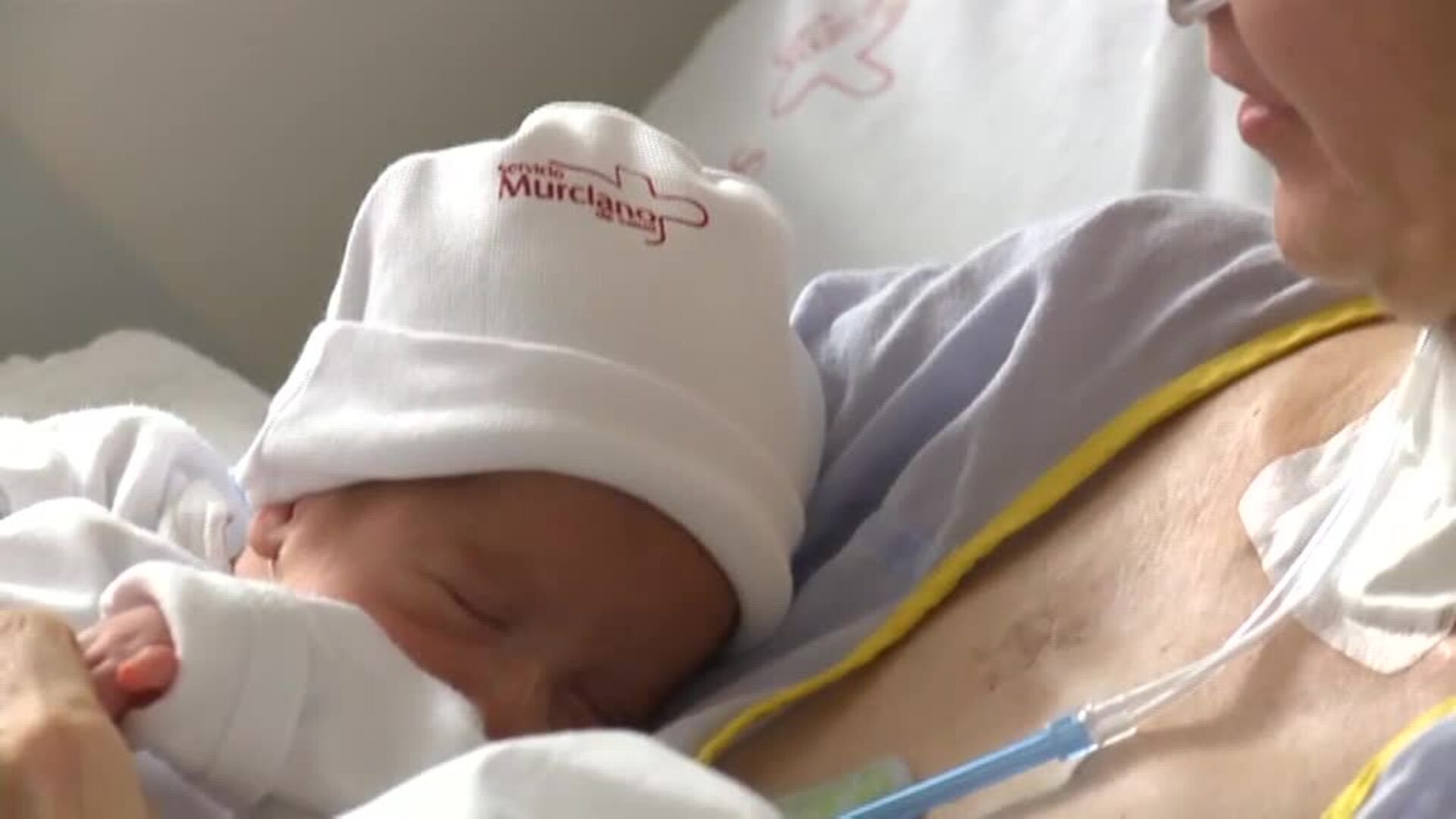 Isabel conoce a su bebé 27 días después de nacer por culpa de la COVID-19