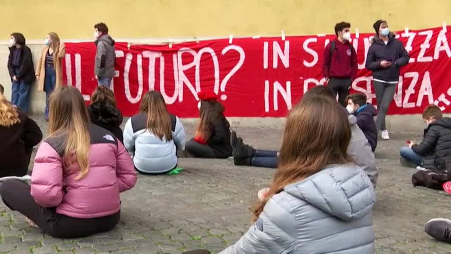 Estudiantes italianos protestan por no poder ir a clase