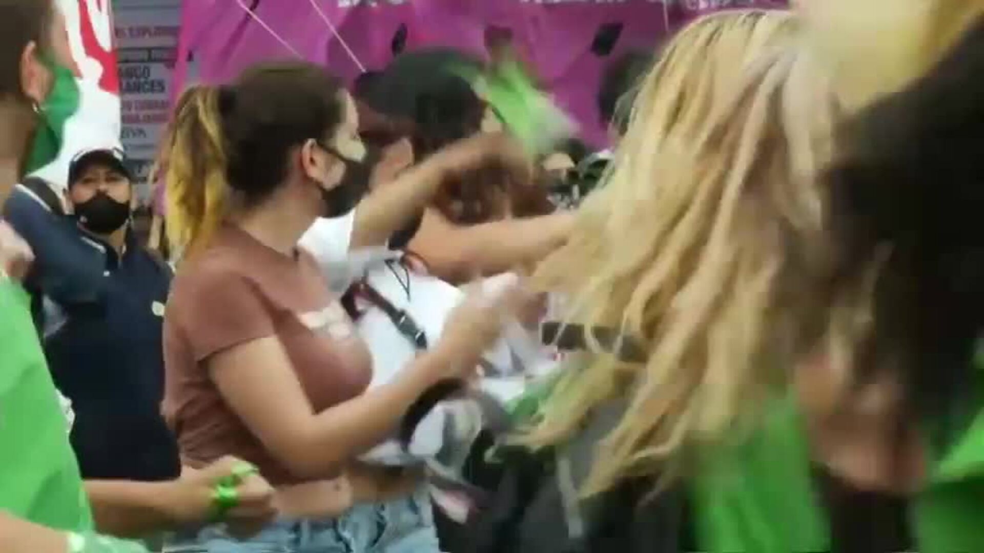 Miles de mujeres exigen en Argentina que se regule por plazos el aborto