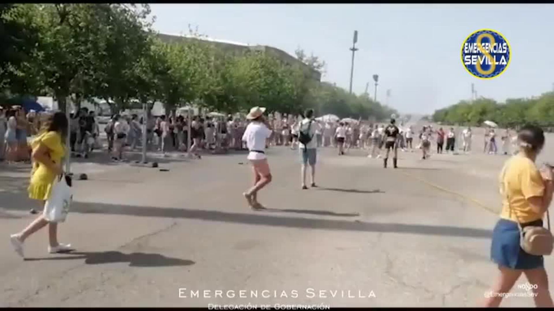 Los bomberos refrescan a la multitud en La Cartuja de Sevilla