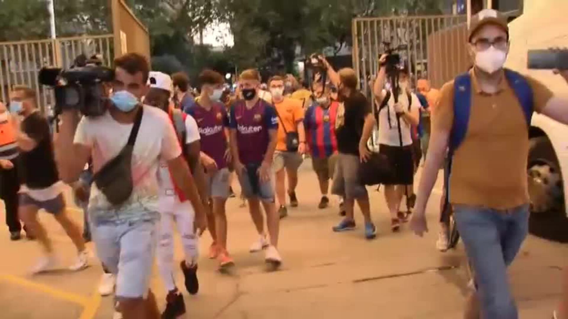 Aficionados del Barça se cuelan en el Camp Nou para protestar contra la posible salida de Messi