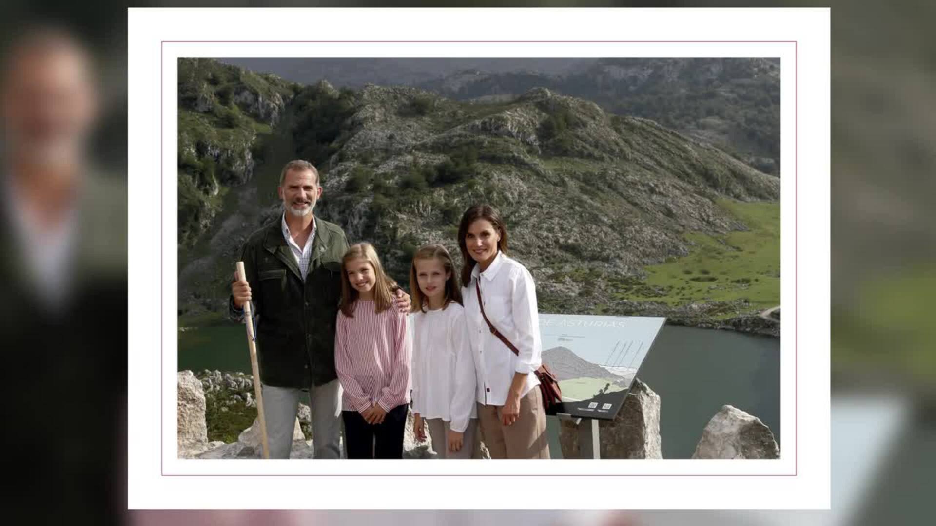Los Reyes Felipe y Letizia felicitan las navidades junto a sus hijas