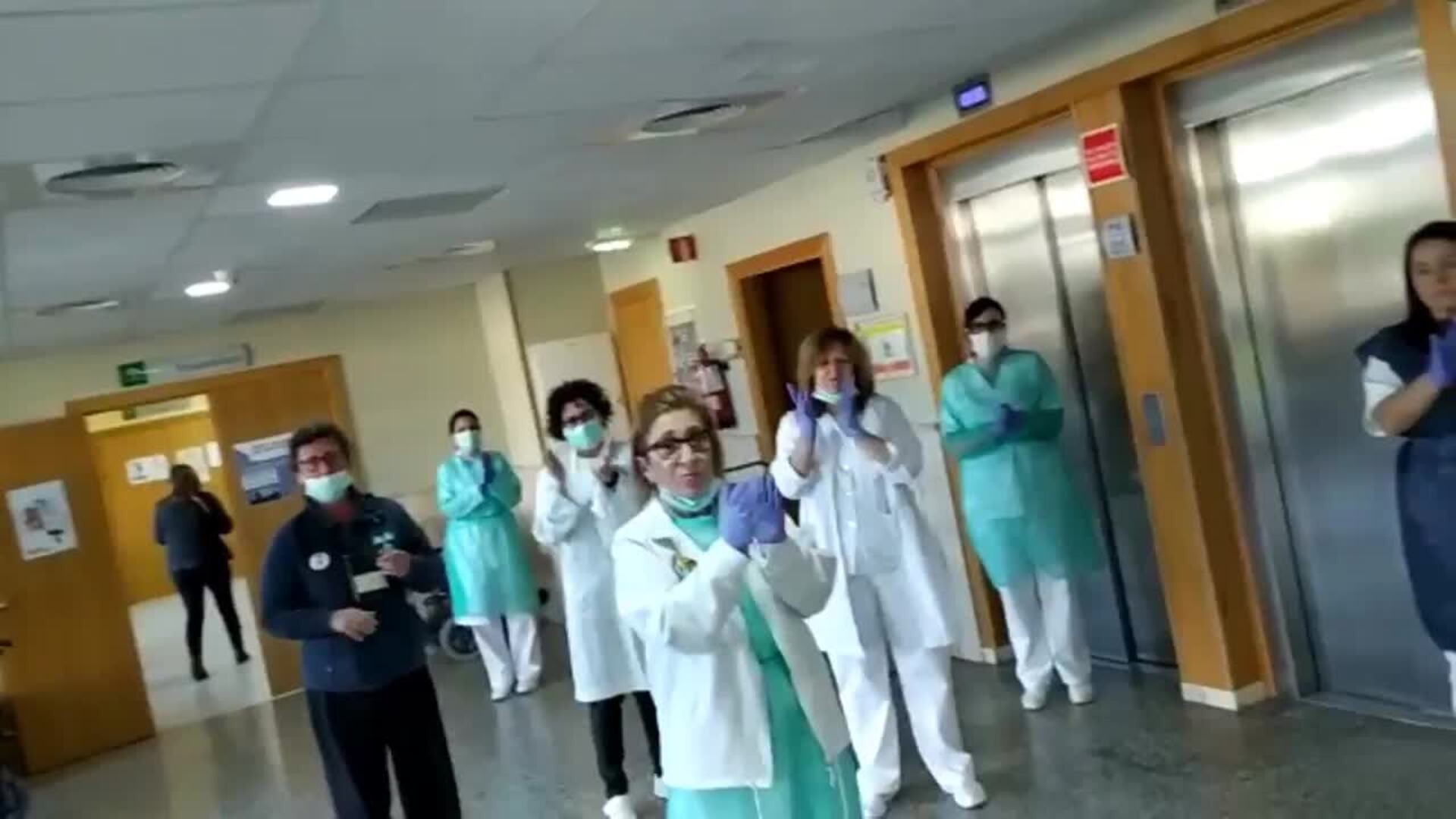 Sanitarios del CEP Virgen de la Cinta aplauden a los ciudadanos