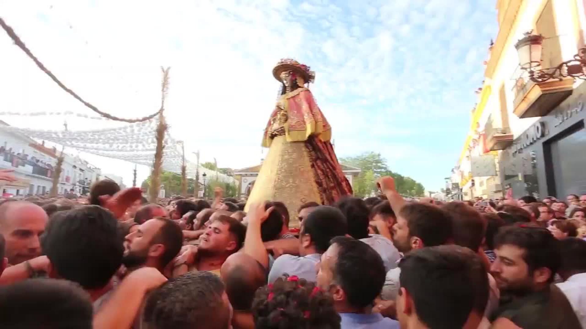 Recorrido de la Virgen del Rocío por las calles de Almonte