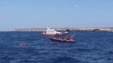 El buque de la Armada española Audaz se prepara para recoger a los inmigrantes del Open Arms
