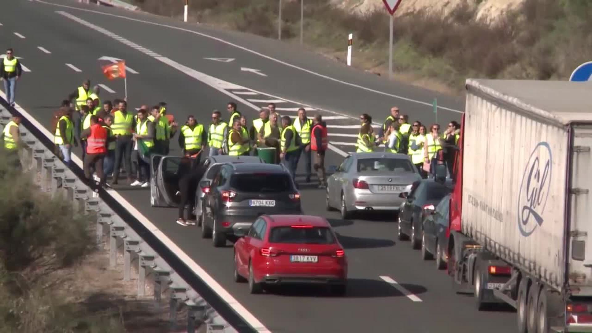 Agricultores extremeños cortan carreteras para pedir precios justos
