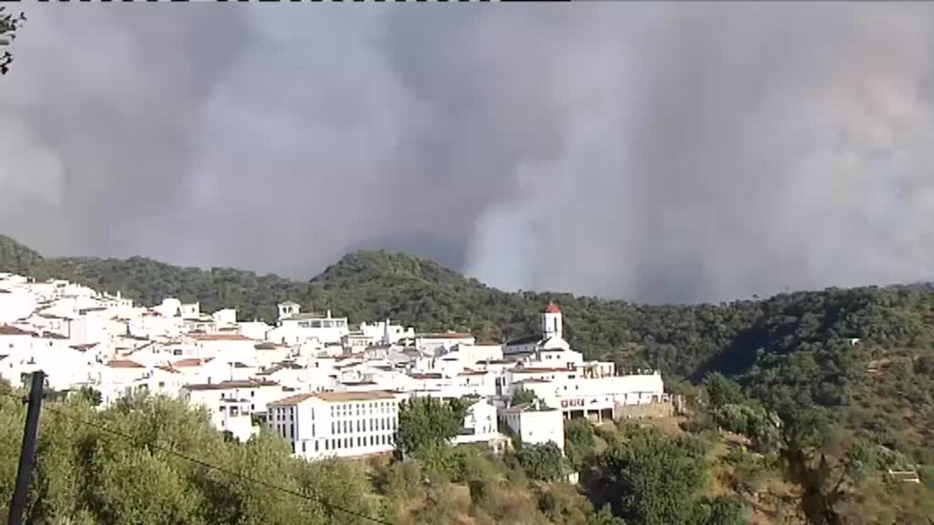 El pirocúmulo formado en el incendio de Estepona obliga a confinar a los vecinos de varias localidades