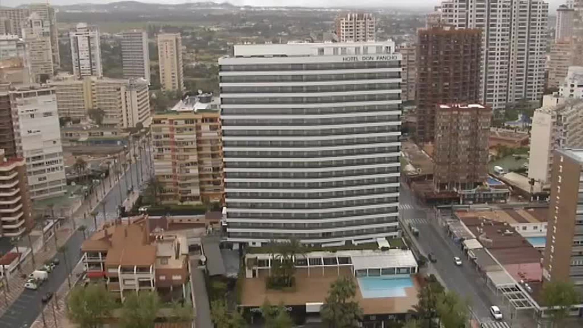 Benidorm comienza a desinfectar los ascensores de sus rascacielos