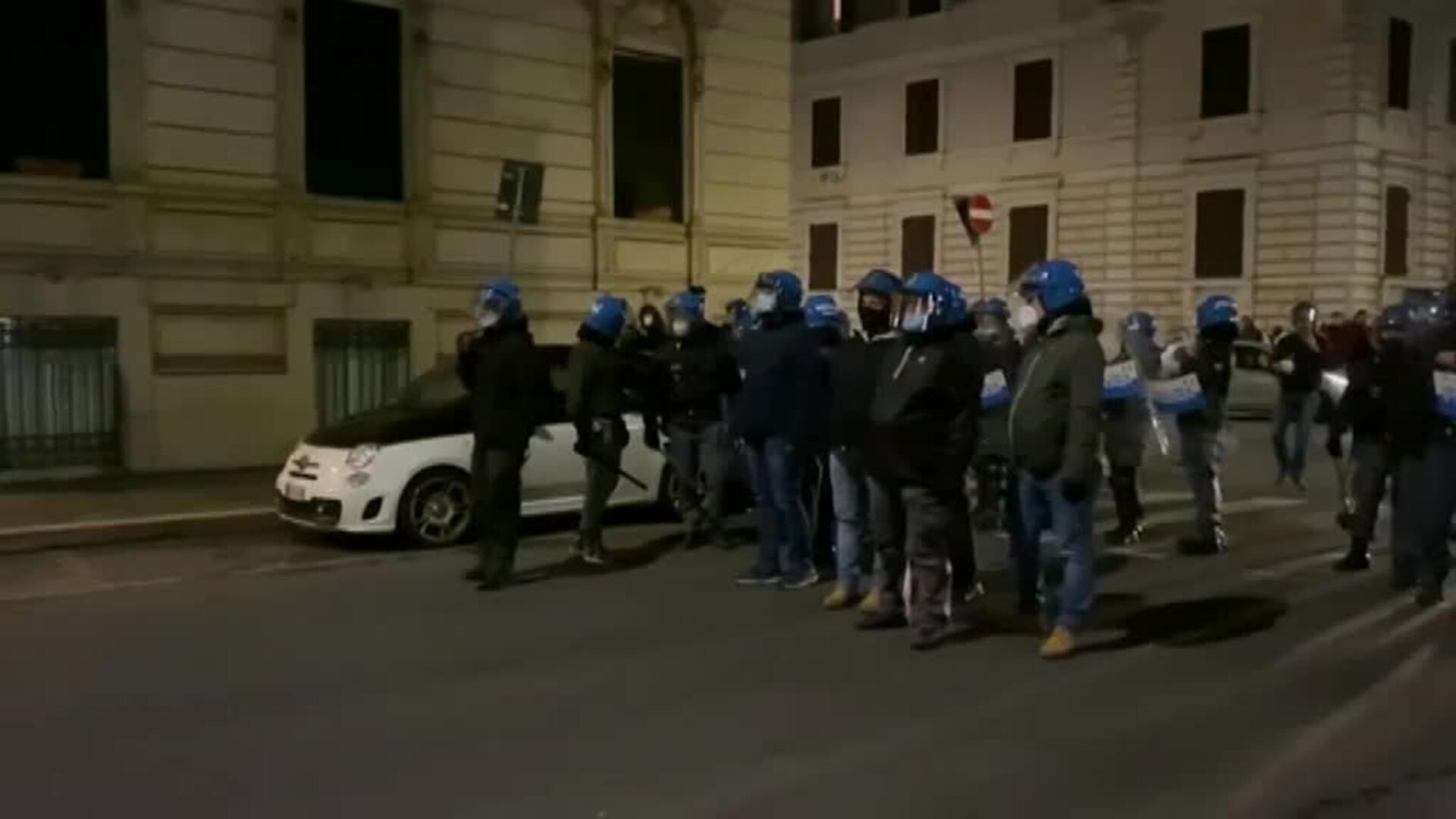 Grupos fascistas italianos intentan romper el toque de queda en Roma