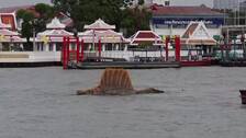 Un Spinosaurus nada en el río Chao Phraya en Bangkok, como parte de la promoción de 'Jurassic World: El renacer'