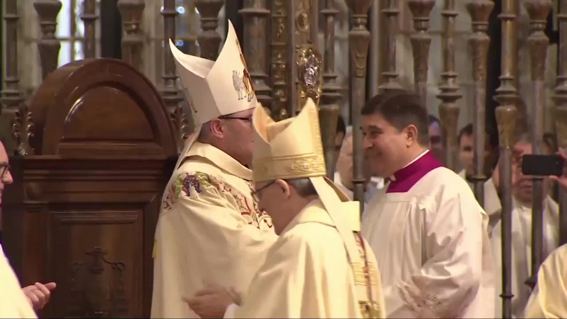 Monseñor Francisco Cerro Chaves recibe el báculo de Arzobispo