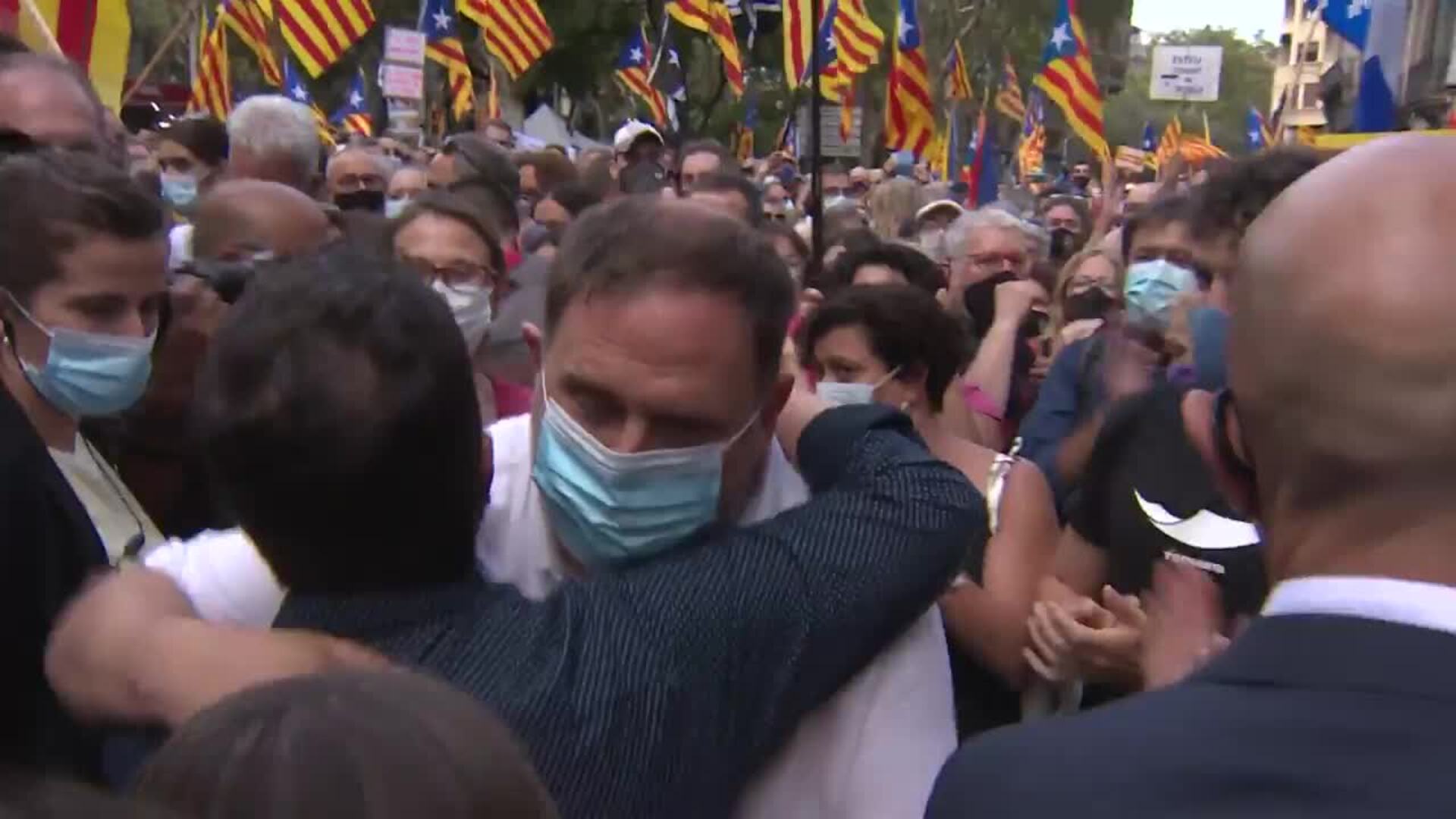 Aragonès y Junqueras se abrazan a su llegada a la manifestación de la ANC
