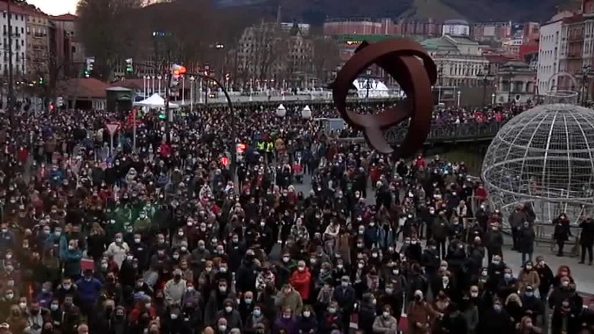 Miles de personas se manifiestan en Bilbao a favor del acercamiento de presos etarras
