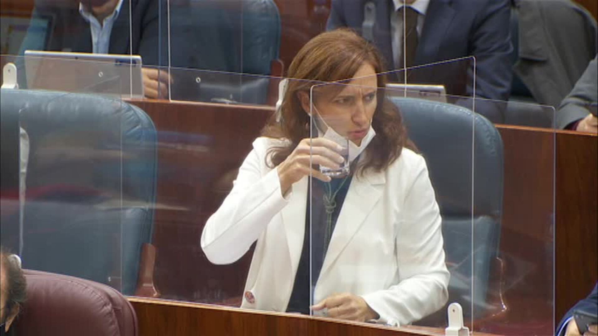 Ayuso compara la curva de contagios con &quot;la boca mustia&quot; de una diputada de Más Madrid