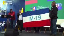 Petro pide exhibir la bandera de la guerrilla del M-19 en un acto público