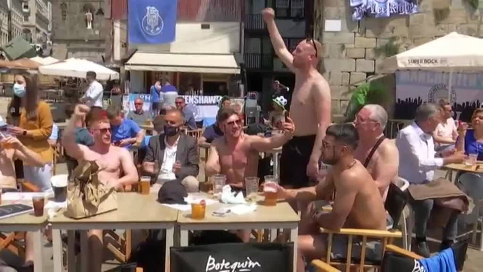 Cientos de aficionados ingleses disfrutan del sol y la cerveza en Oporto
