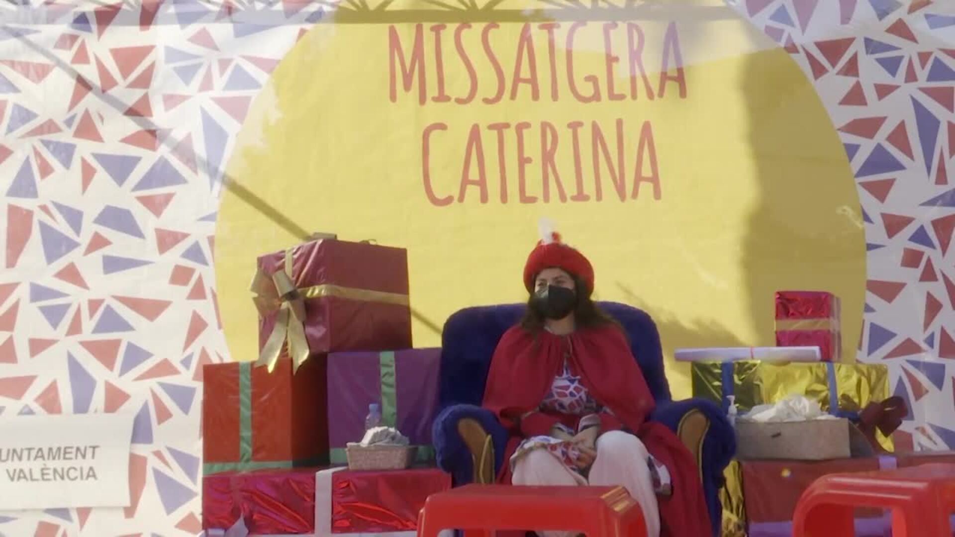 La mensajera Caterina sigue recogiendo cartas para dárselas a los Reyes Magos