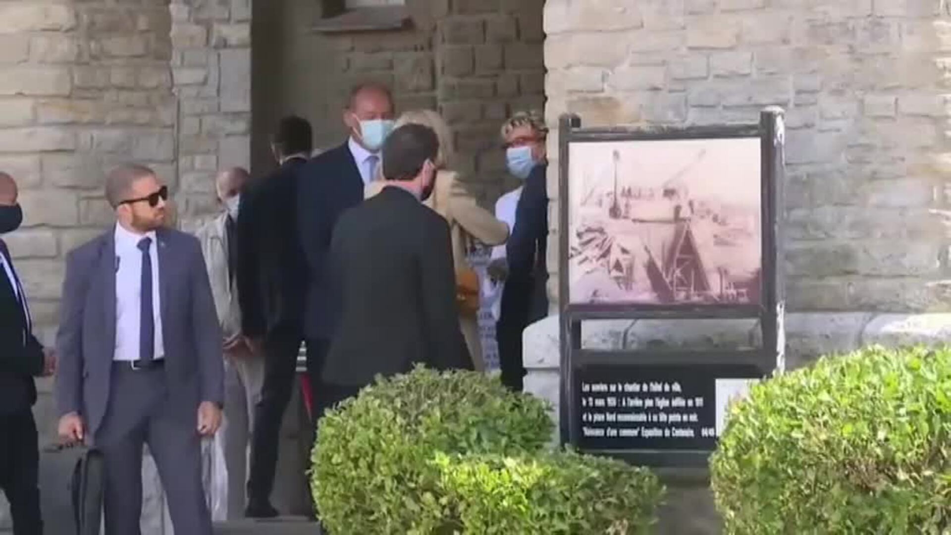 Macron acude a votar en la segunda vuelta de las municipales francesas