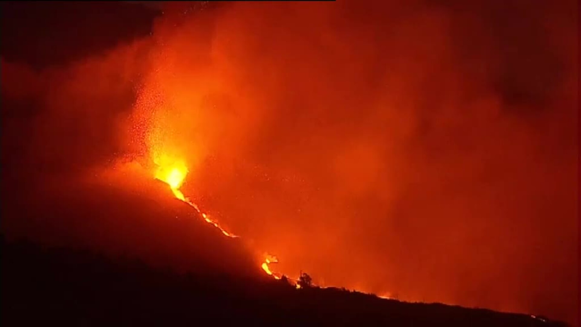 Se abre una nueva fisura, que los técnicos califican de descomunal, en el volcán de La Palma