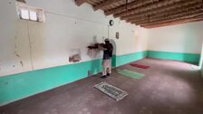 Paquistaníes inspeccionan una mezquita dañada tras los choques transfronterizos entre Afganistán y Pakistán