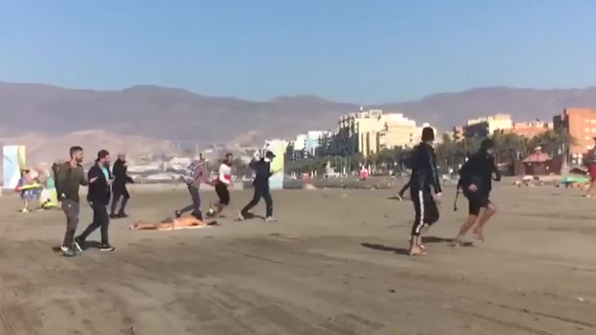 Desembarca en la playa de la ciudad de Almería una patera con quince inmigrantes
