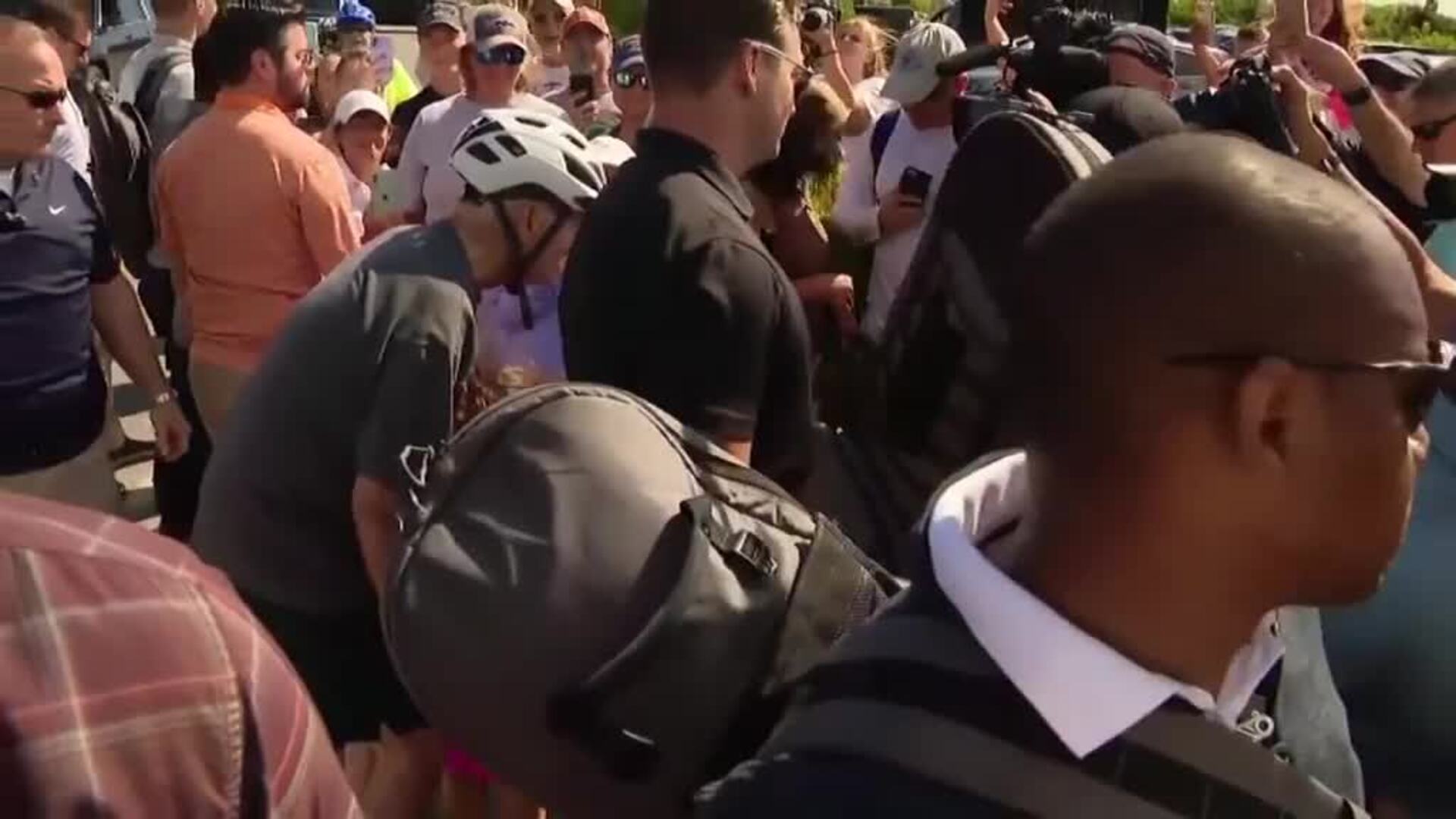 Biden se cae de la bici cuando paseaba por la playa de Delaware