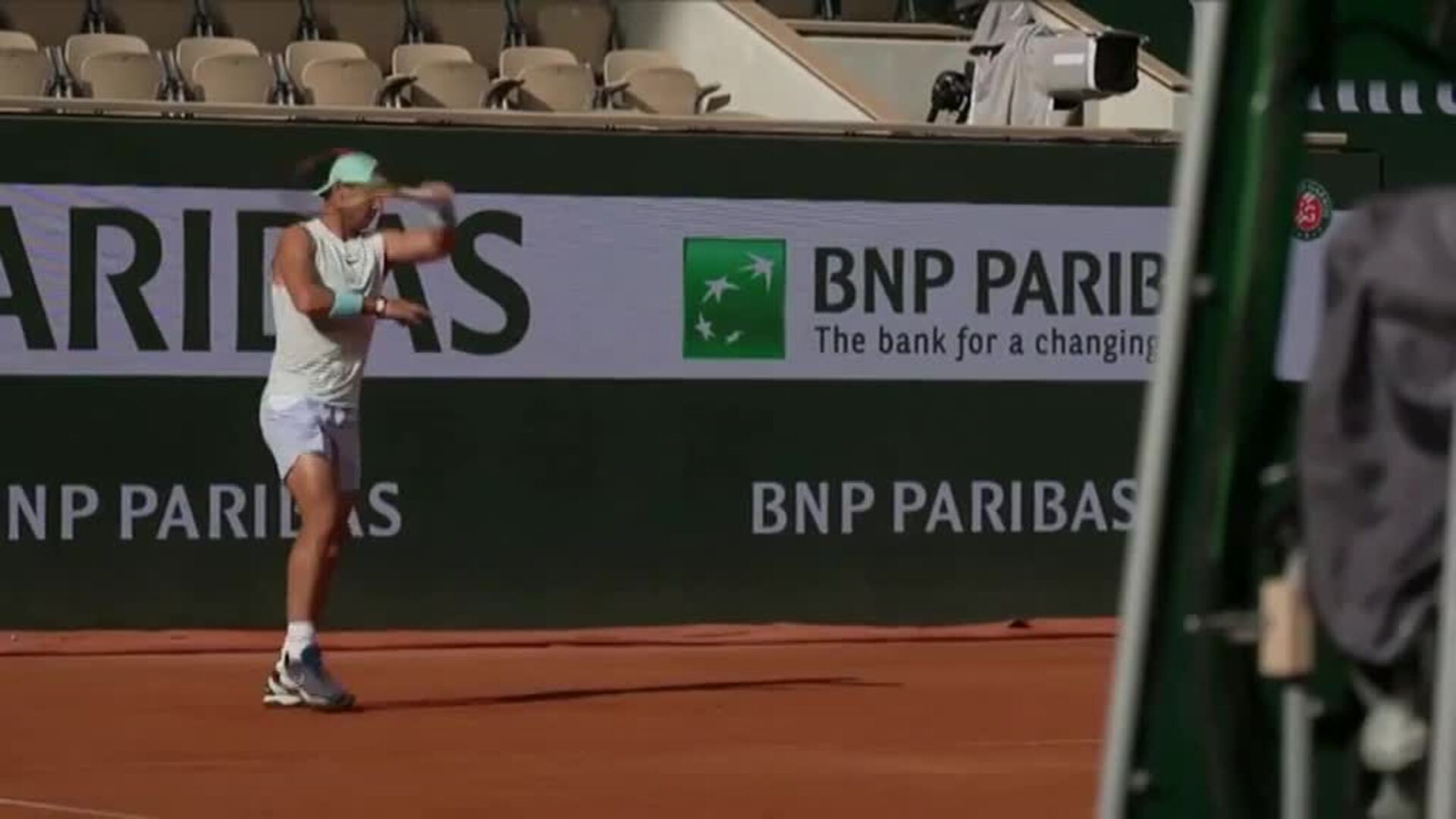 Nadal entrena sobre la pista de París