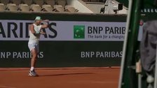 Nadal entrena sobre la pista de París