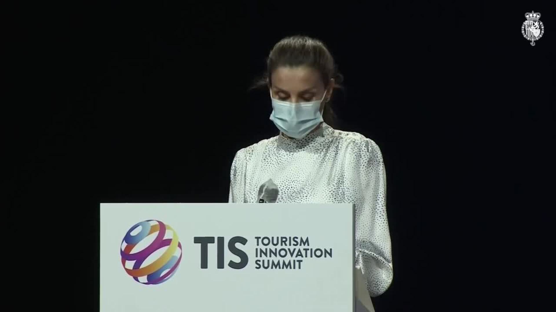 La Reina agradece el &quot;esfuerzo enorme&quot; del sector turístico