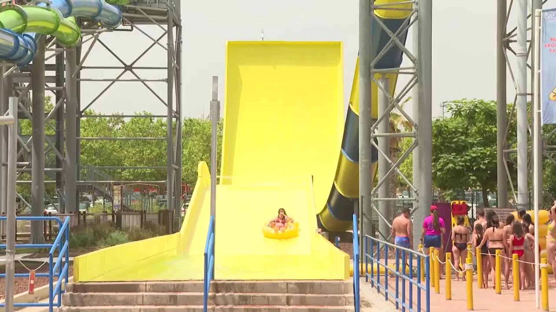 Cientos de personas disfrutan de un día de parque acuático en Aquopolis Villanueva