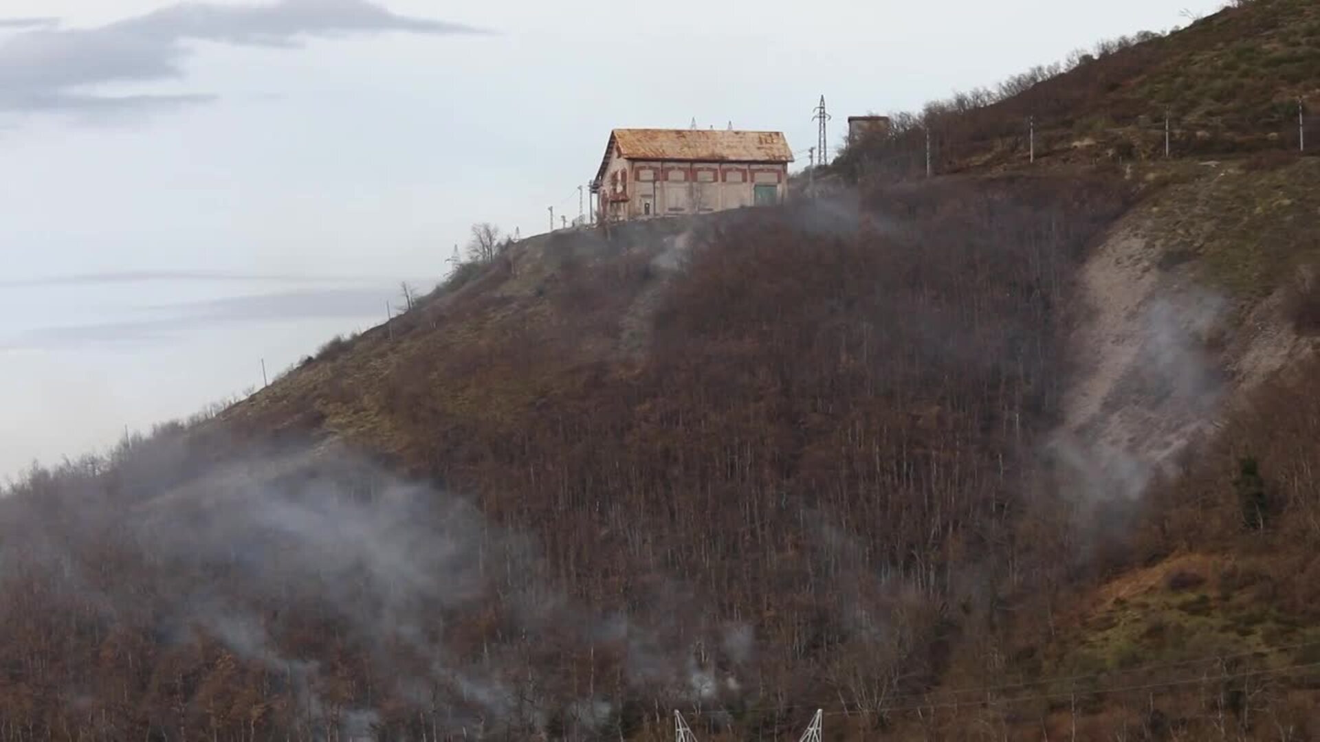 Un total de cincuenta incendios forestales se mantienen activos en Asturias