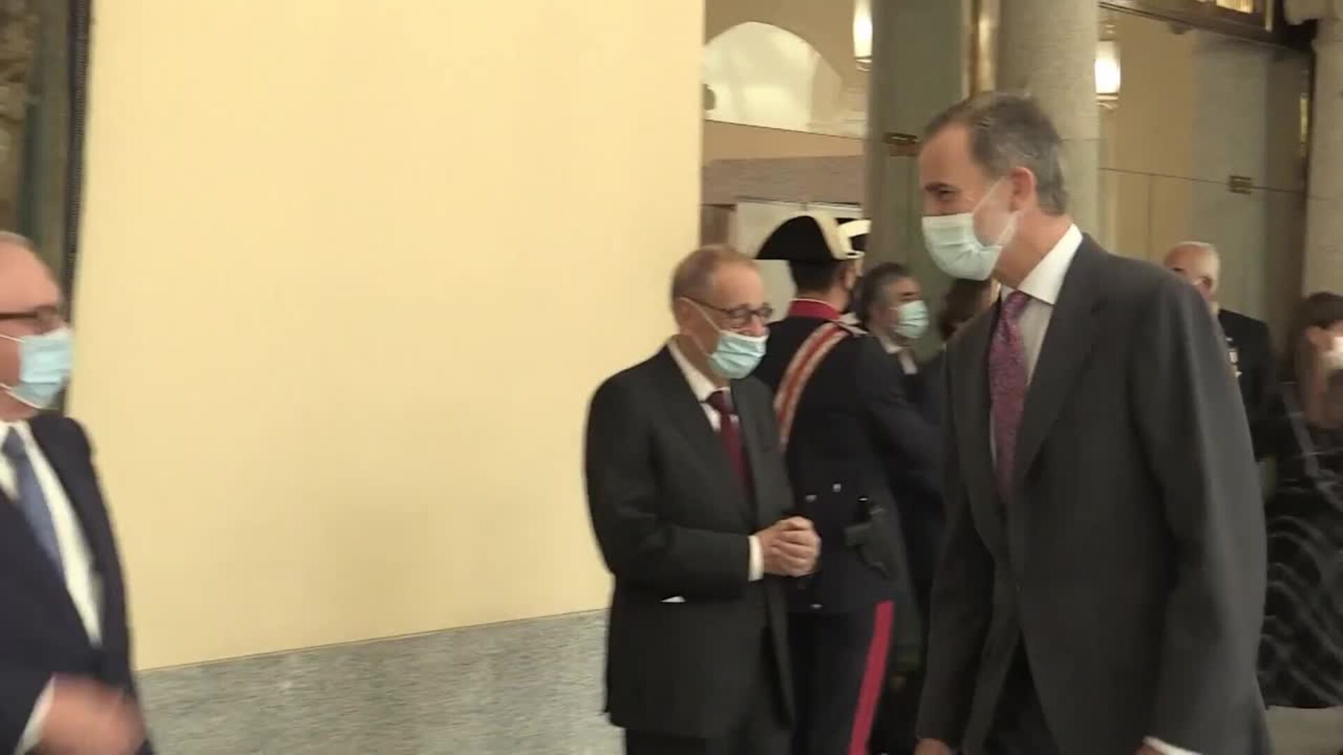 Felipe VI se desmarca de su padre y apela a la Constitución