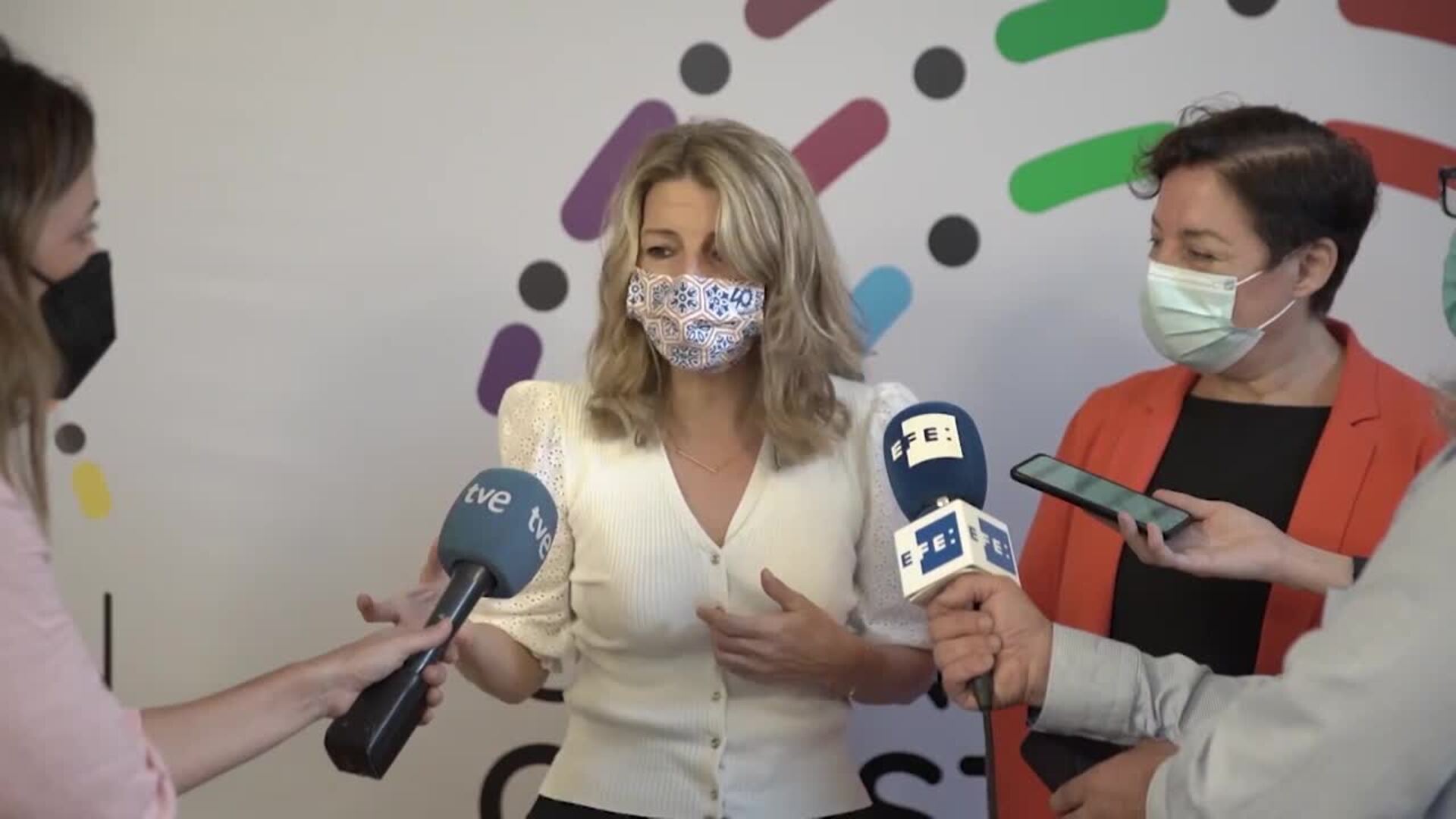 Yolanda Díaz demanda &quot;más democracia que nunca&quot; frente a un Feijóo &quot;secuestrado por Vox&quot;