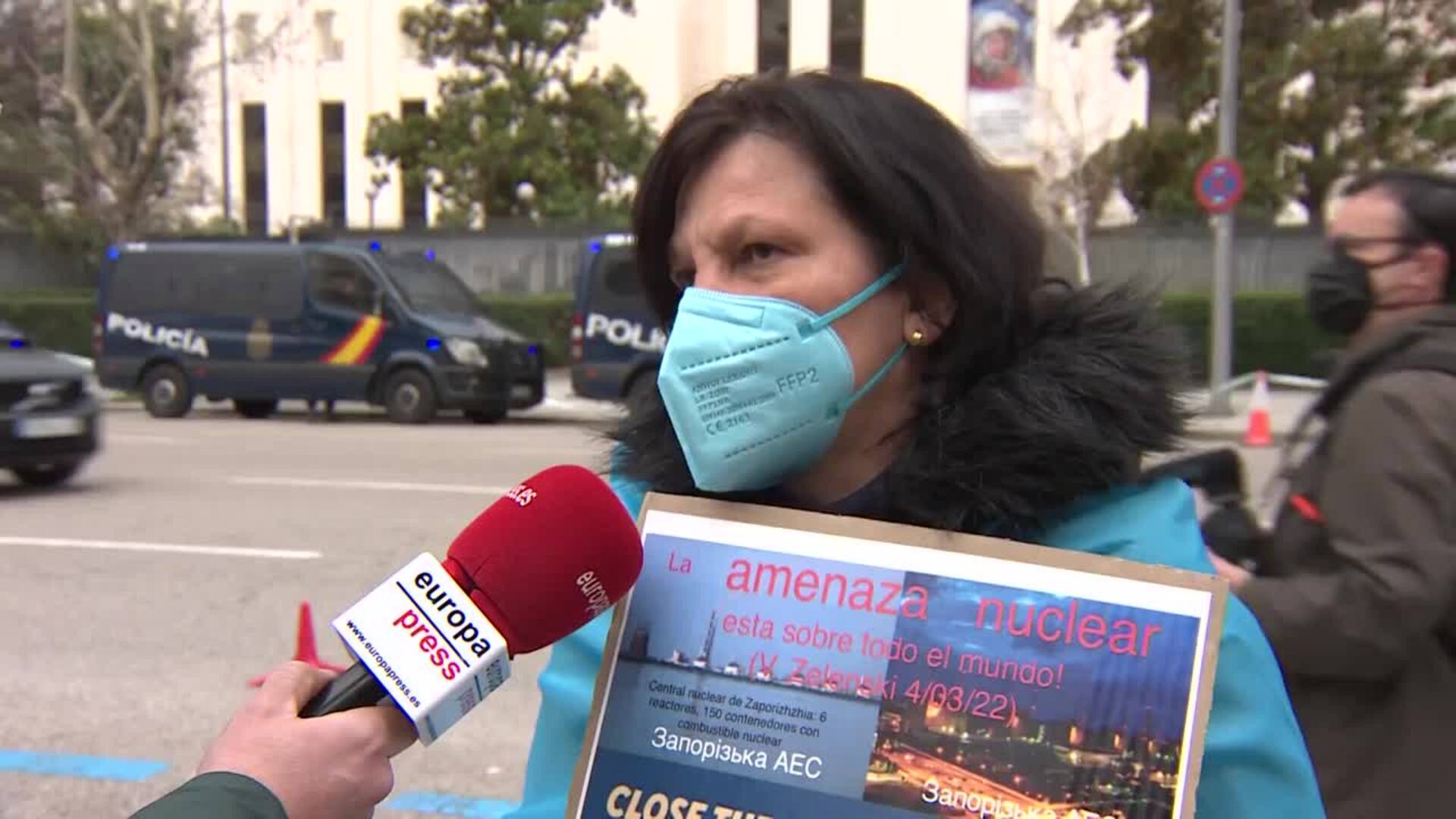 Manifestantes piden que los gobiernos &quot;se pongan la mano en el corazón&quot; por Ucrania