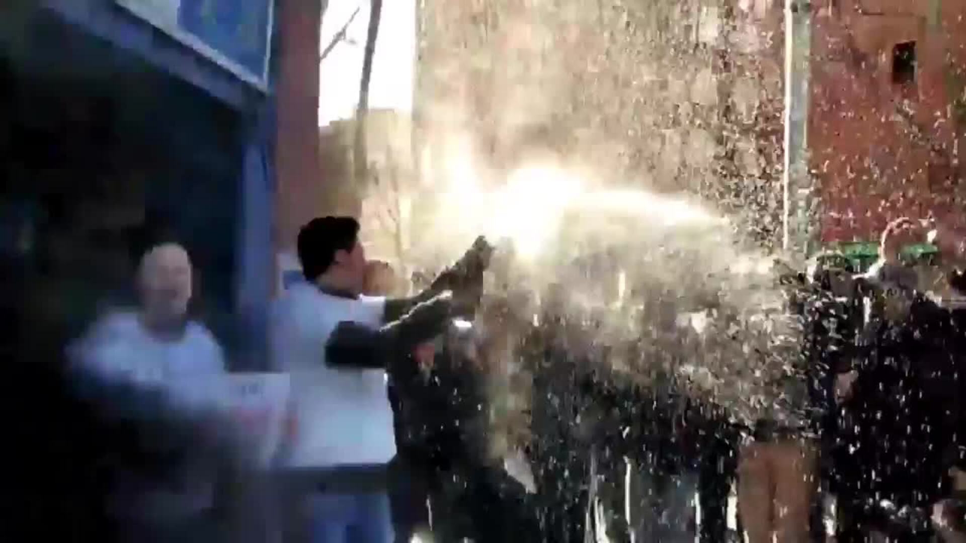 Loteros de Barcelona celebran el reparto del Gordo de la Lotería